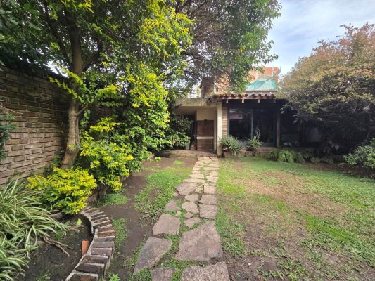 House 4 Bedrooms with Garden and Garage in Olivos