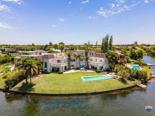 Lakefront House for Sale in Castores Nordelta