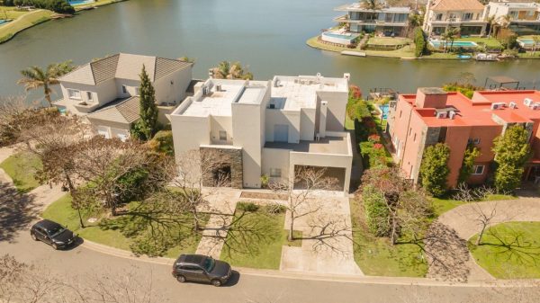 7-room house for sale with lake access, Golf Nordelta