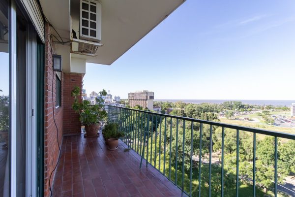 Sale: 4-room apartment with storage – River view, upper floor.
