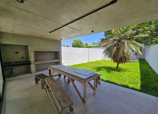 Triplex for Sale with Garden and Pool in San Isidro