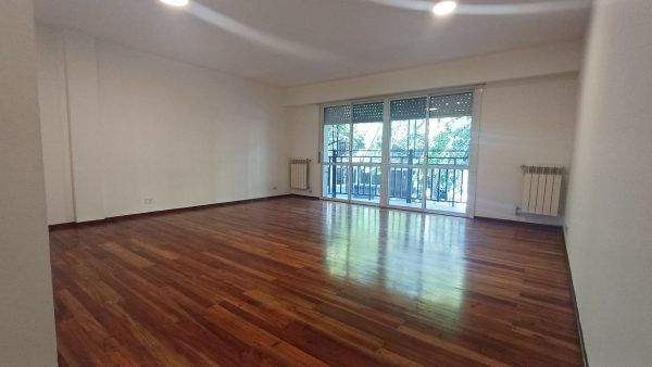 Tres Ambientes Con Cochera Y Baulera En Alquiler
