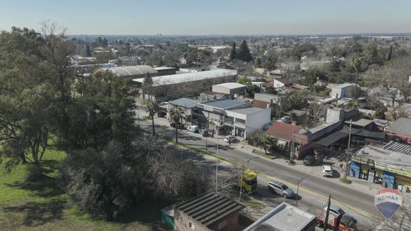 Venta Local Com. Apto Desarrollo en Av Benavidez