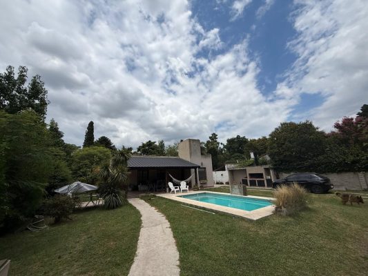 Casa 4 ambientes,Venta,Benavidez centro, Piscina.