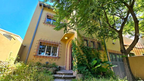 VENTA CASA 6 Amb. con cochera y jardín en FLORIDA