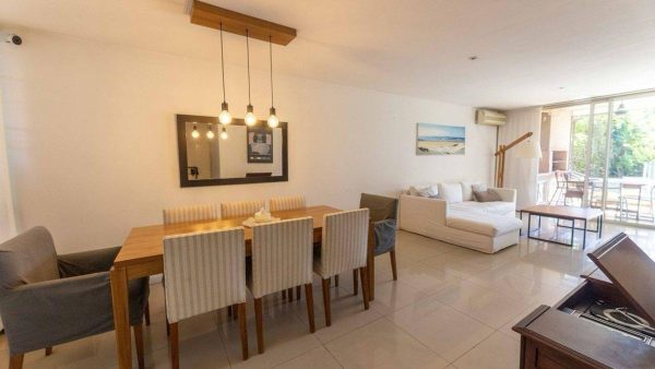4-Room House with Garden and Pool for Sale in Beccar Syrah