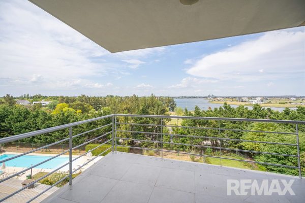 For Sale Apartment 1?bedroom Terrace/Barbecue By the Lake with car/closet