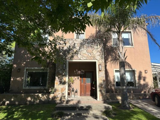 casa frente a la laguna de san isidro labrador
