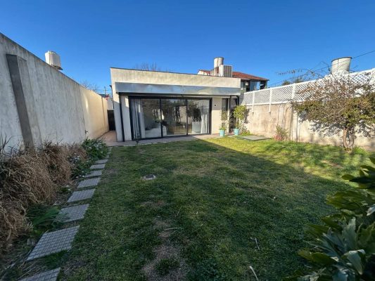 Casa 4 Amb En Venta En Villa Adelina Con Jardin