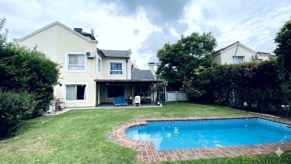 5 Ambientes Con Dependencia Quincho Pileta Jardin