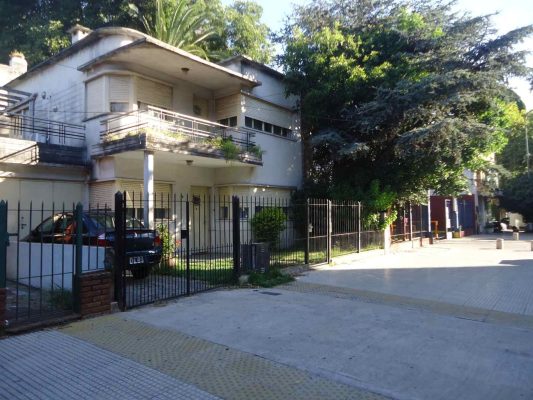 Casa de 4 ambientes/patio y cochera VENTA Acassuso