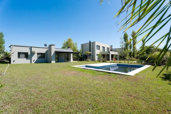 Venta casa c/pileta Barrio San Gabriel, Villanueva