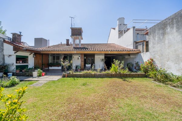 House for sale with beautiful garden in Boulogne.