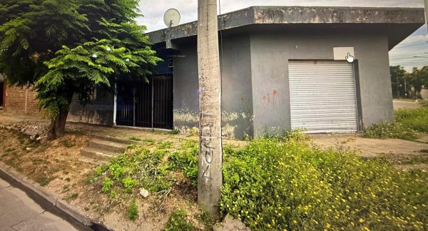 Casa A Refaccionar Con Local En Esquina