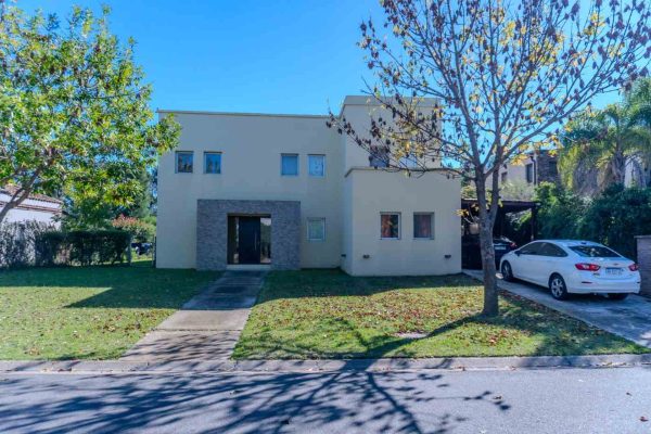 Venta Casa De 4 Ambientes. Barrio Santa Clara