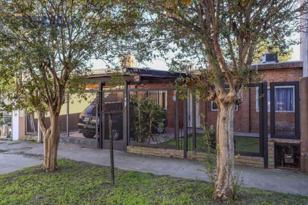 Venta casa 3 Amb Jardin Quincho Lote Propio