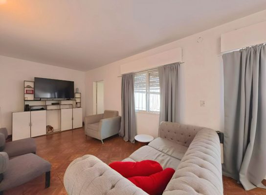 Casa en venta de 4 ambientes cochera y jardin