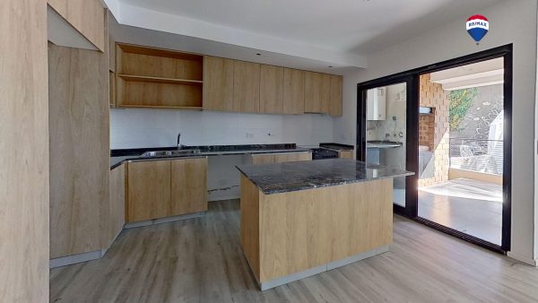 Apartment For Sale 1-bedroom expand to 2-bedroom, w/parking. V López