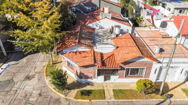Casa 4 ambientes en Olivos con patio y cochera.