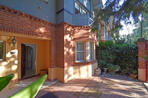 3-Bedroom Triplex with Garden and View of SIC