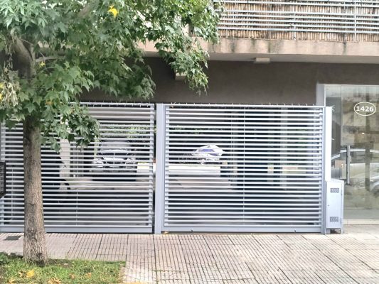 Venta cochera planta baja cubierta centro Martinez