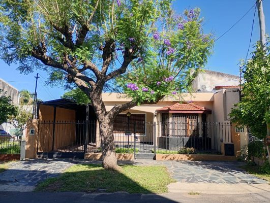 For Rent House in Gral. Pacheco with garden and pool