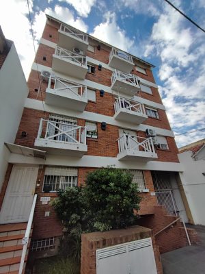 Venta depto. 3 amb. en beccar con cochera y balcon