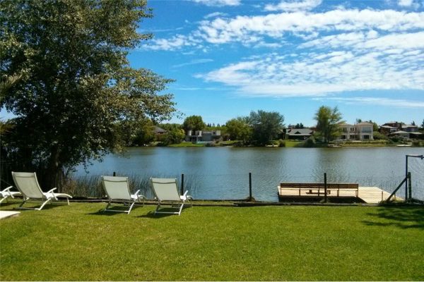 Venta casa 7 ambiente Santa Maria de Tigre al lago