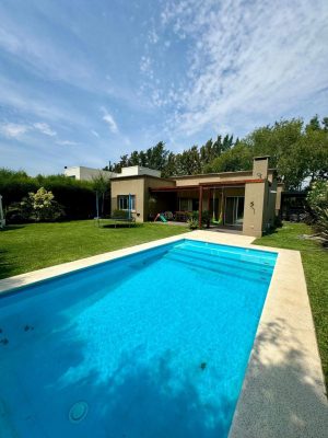 House for Annual Rent in La Comarca with Pool