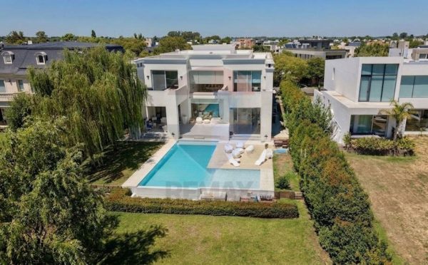 Casa en Venta 7 Ambientes en Barrio Golf Nordelta