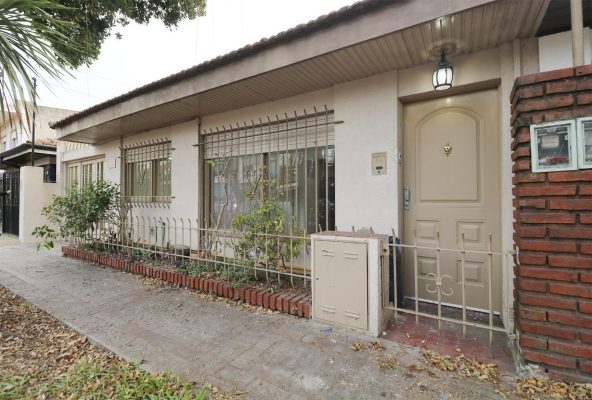 3-Room House for Sale in Martínez with Patio and Parking