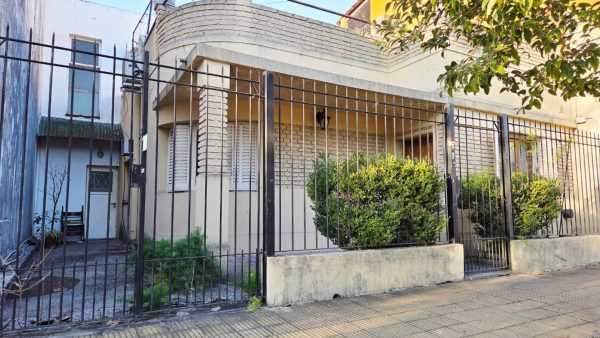 Casa Con Patio Y Terraza En Carapachay