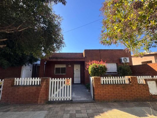 Penthouse for Sale in Martínez, 3 Rooms with Patio. Mortgage Eligible.