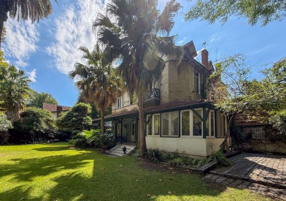 Sale English-Style XIX Century House with Garden and Pool in Tigre
