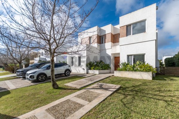 House For Sale, Interior Lot, Barrio Los Alisos