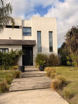 House 3-bedroom with pool and lagoon access