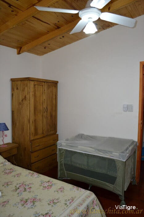 Dormitorio con practicuna de cabaña