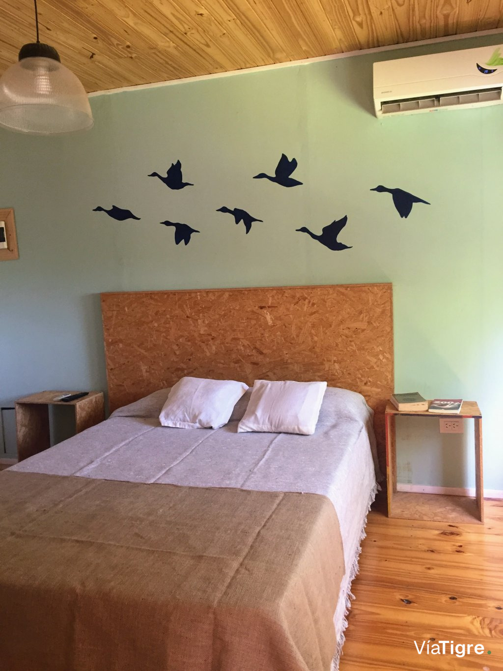 Dormitorio con cama matrimonial, aire y TV LED